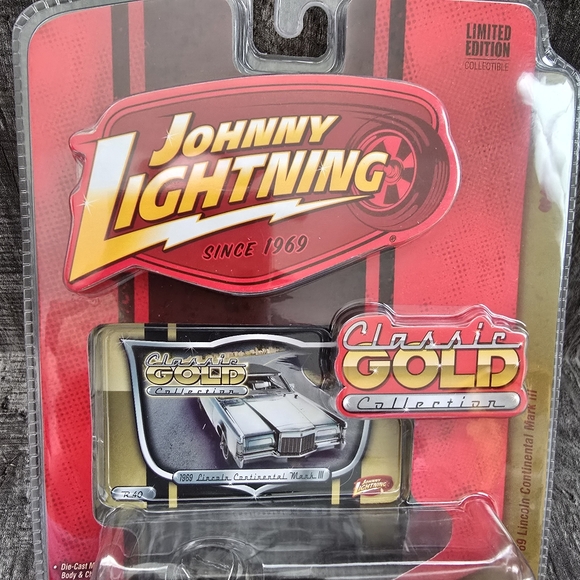Johnny Lightning Classic Gold R40 1969 Lincoln Continental Diecast Metal Toy - Picture 8 of 9